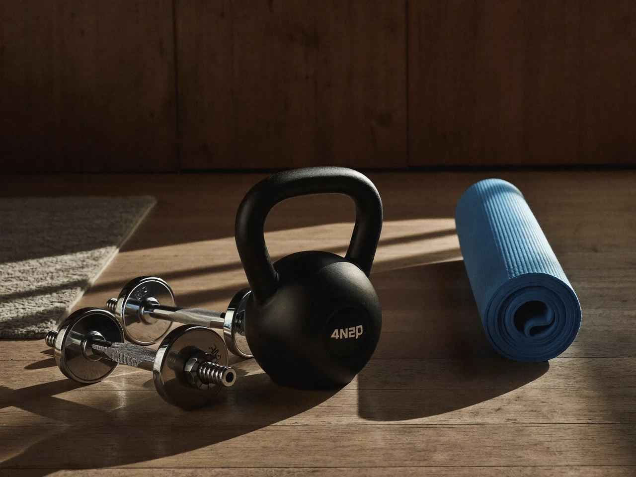 Sonnige Trainingsecke mit Kettlebell, Matte und Hanteln auf Holzboden, illustrativ dargestellt
